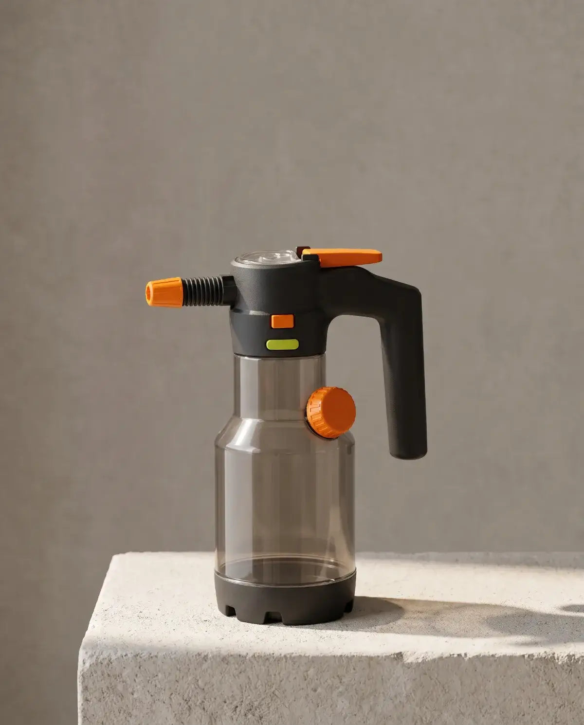 NÓRVO Foam 2L apoiado sobre um bloco de concreto claro, com luz natural lateral