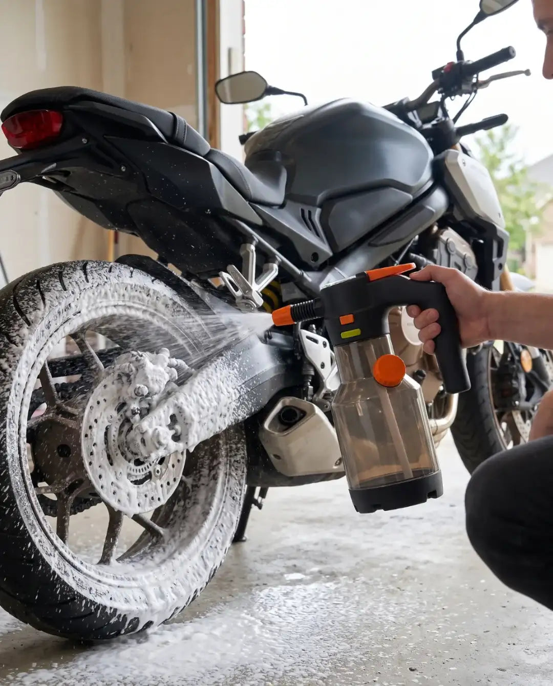 Espuma na roda traseira de uma moto